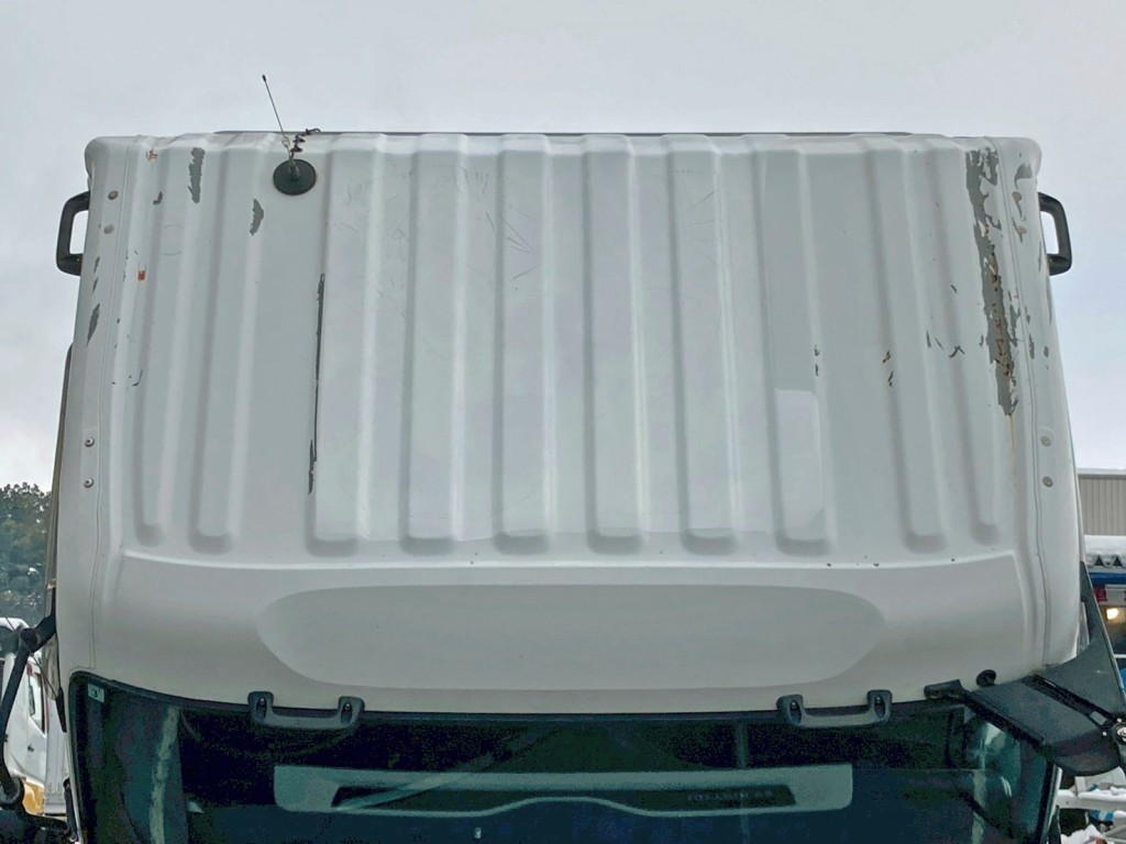 ルーフの所々に塗装剝がれがあります。|UDトラックス クオン QKG-CW5XLの写真38