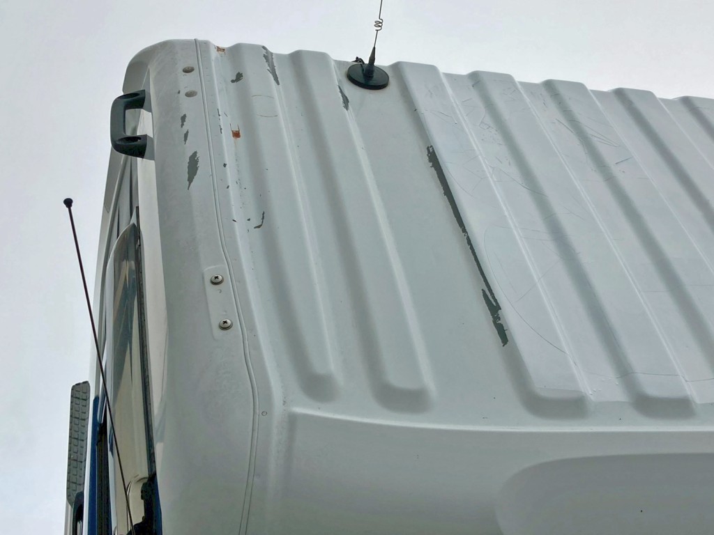 ルーフの所々に塗装剝がれがあります。(運転席側)|UDトラックス クオン QKG-CW5XLの写真39