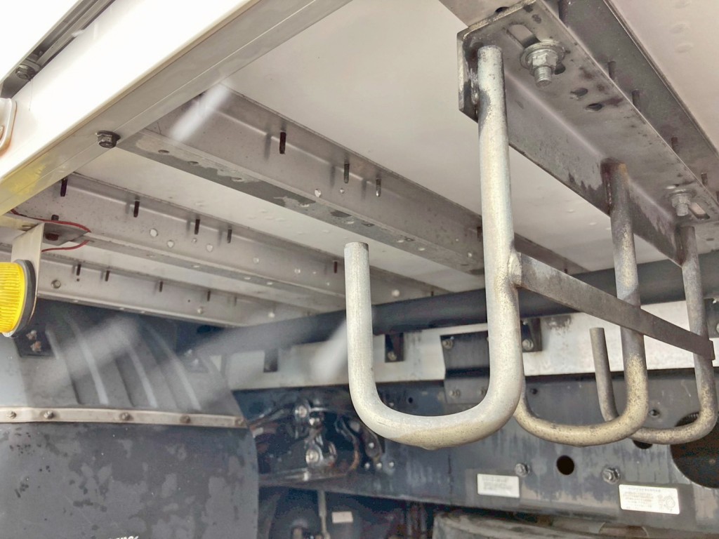 シャーシとネタの状態です。(縦ネタ・横ネタはアルミ製です)|三菱 ファイター 2KG-FK62F(2WD)の写真6
