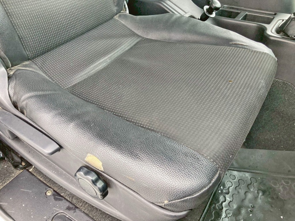 運転席座面にヘタリ・破れ・穴あきがあります。|三菱 ファイター 2KG-FK62F(2WD)の写真8