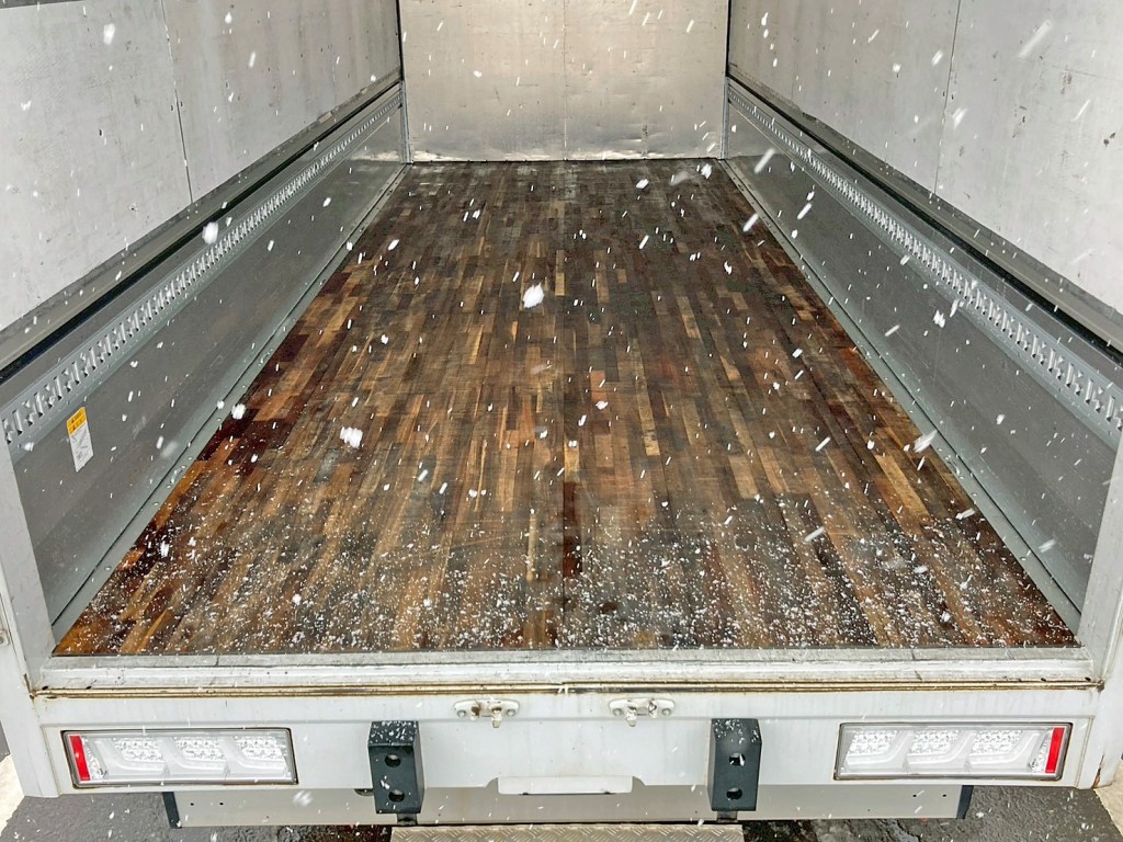 床は板張りです。|三菱 ファイター 2KG-FK62F(2WD)の写真14