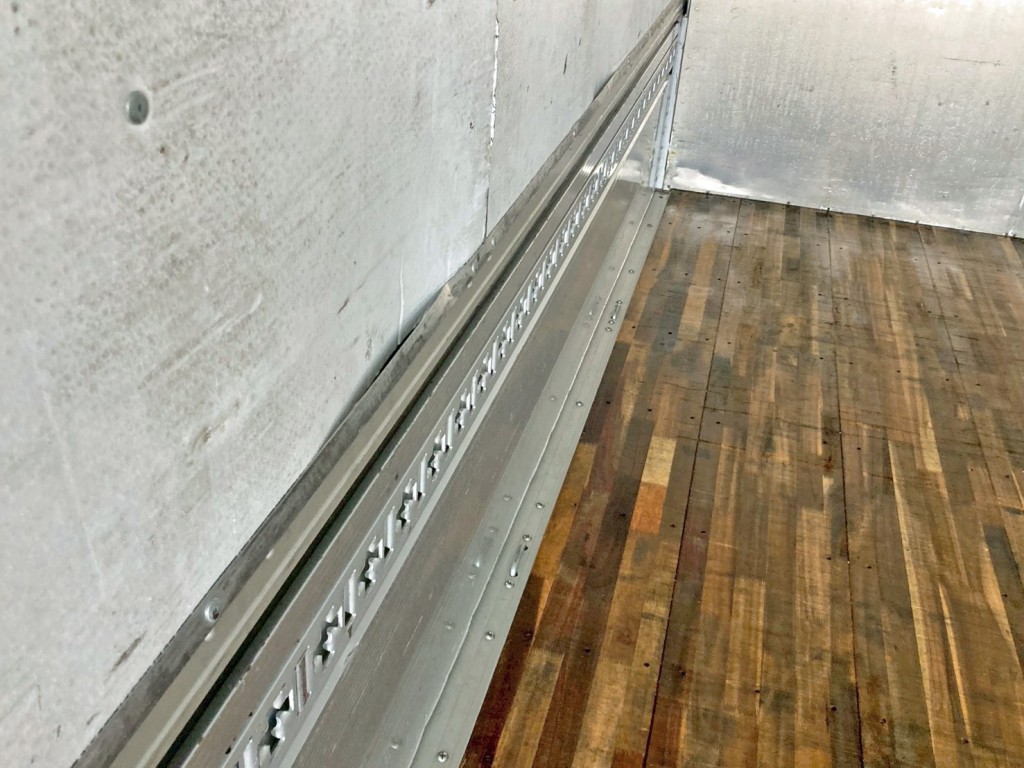 助手席側羽根のパネル止めに曲がりがあります。|三菱 ファイター 2KG-FK62F(2WD)の写真15