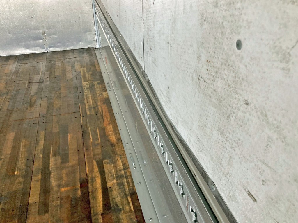 運転席側羽根のパネル止めに曲がりがあります。|三菱 ファイター 2KG-FK62F(2WD)の写真16