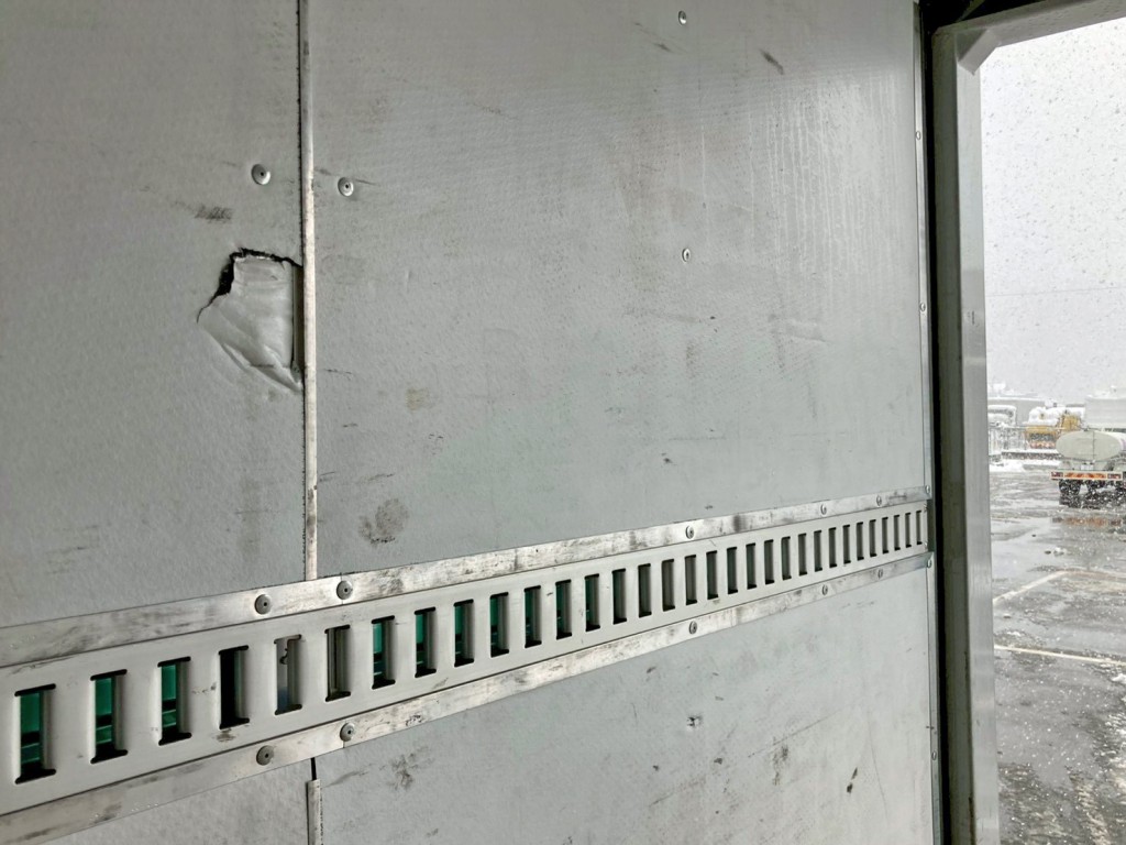 運転席側ウイング羽根後方に破れがあります。|三菱 ファイター 2KG-FK62F(2WD)の写真18