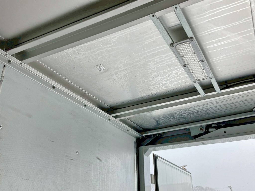 運転席側ウイング羽根天井後方にテープ補修箇所があります。|三菱 ファイター 2KG-FK62F(2WD)の写真19