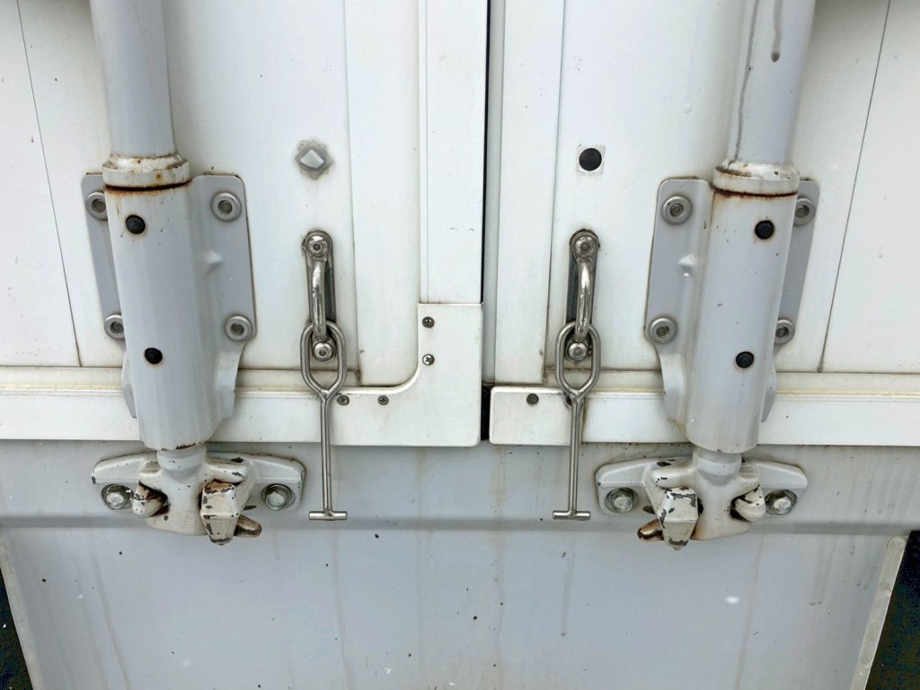 助手席側リヤドアストッパーキャッチに割れ・運転席側は欠品しています。|三菱 ファイター 2KG-FK62F(2WD)の写真20