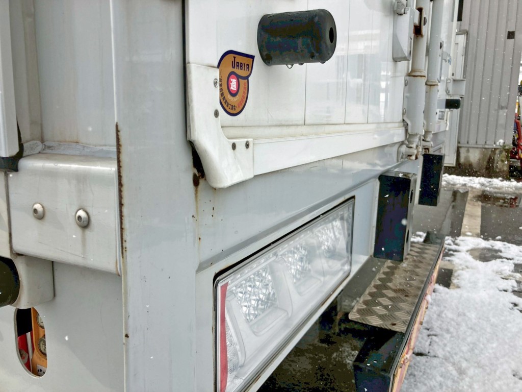 助手席側リヤドア角に曲がりがあります。|三菱 ファイター 2KG-FK62F(2WD)の写真21