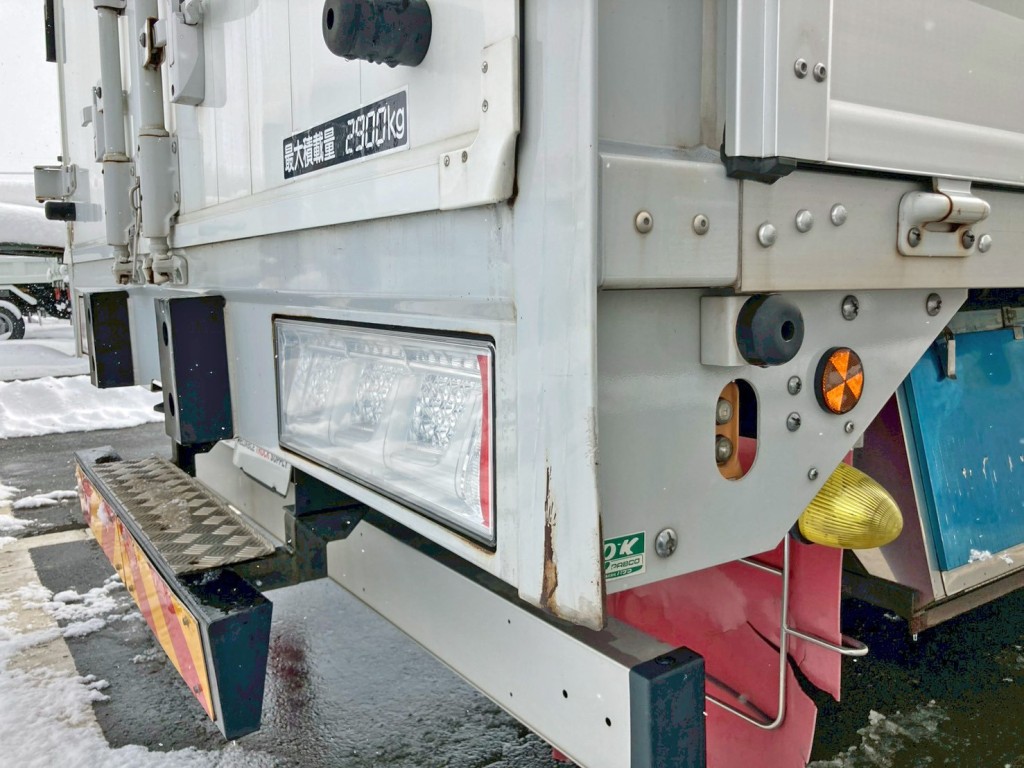 運転席側リヤドア角 及び リヤレール運転席側に曲がりがあります。|三菱 ファイター 2KG-FK62F(2WD)の写真22