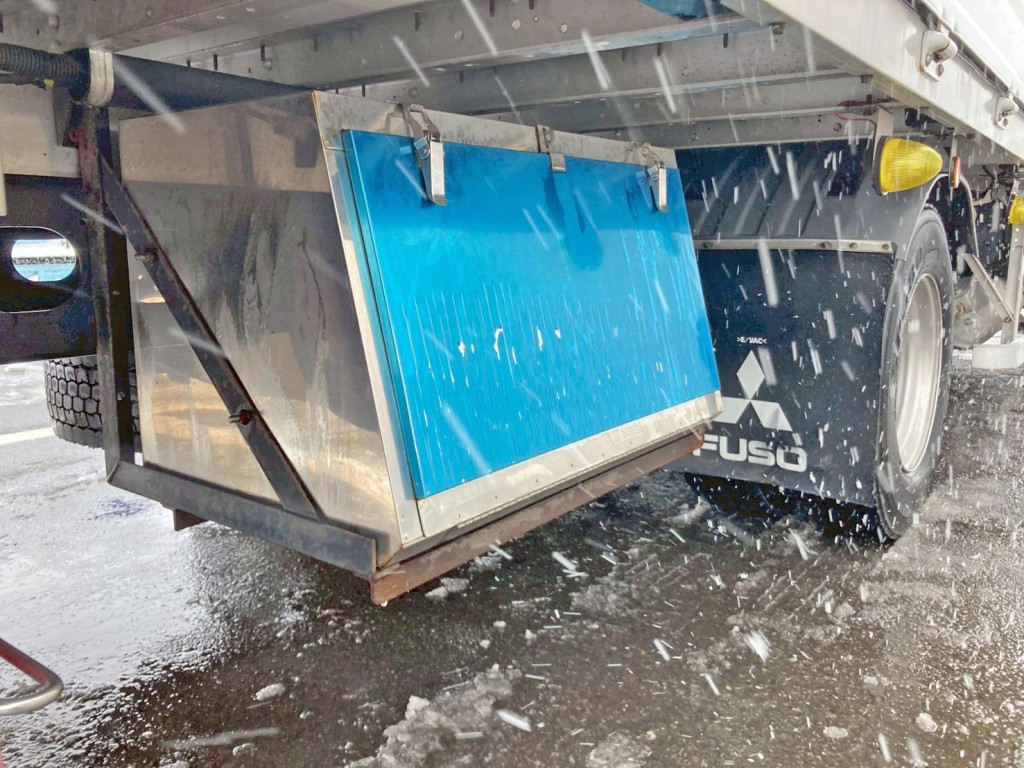 ボディー運転席側後方にステンレス製の工具箱が付いています。|三菱 ファイター 2KG-FK62F(2WD)の写真24