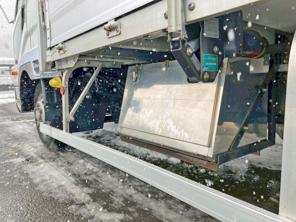 ボディー助手席側前方にステンレス製の工具箱が付いています。|三菱 ファイター 2KG-FK62F(2WD)の写真25