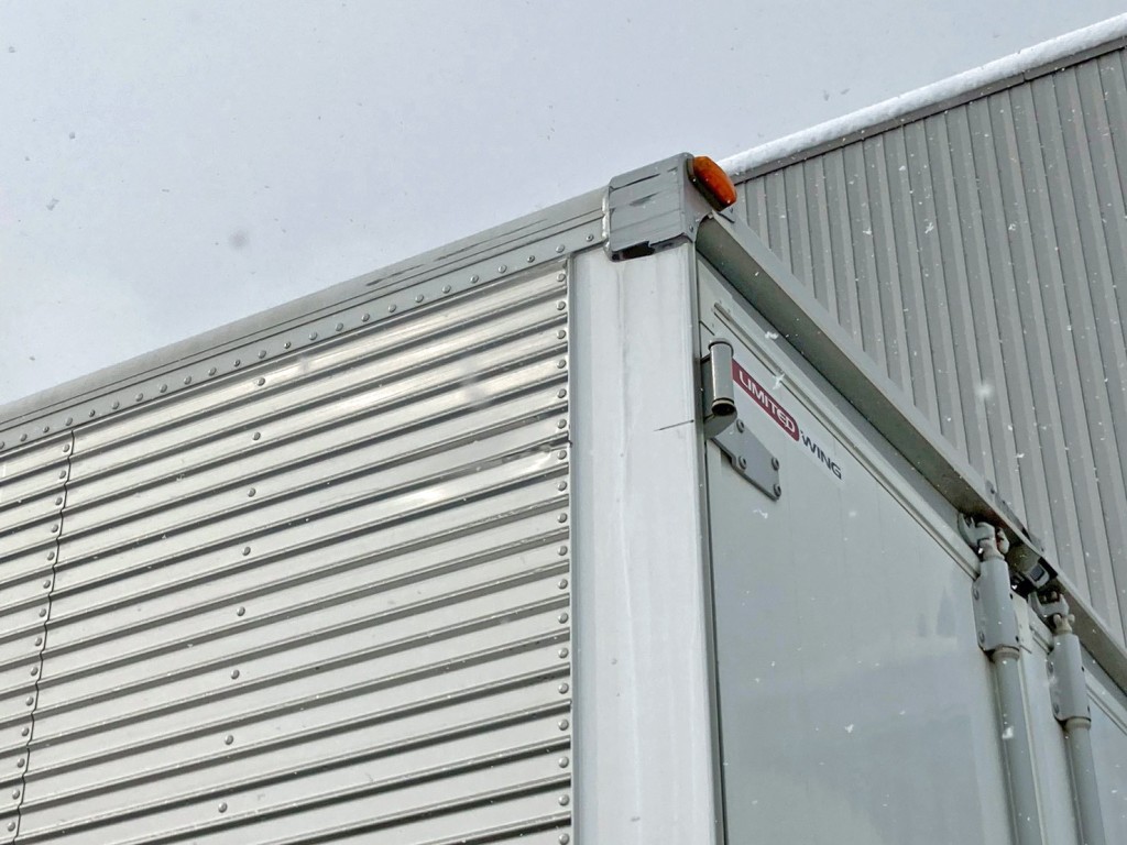 助手席側ウイング羽根後方上部にヘコミ・引きキズがあります。|三菱 ファイター 2KG-FK62F(2WD)の写真26