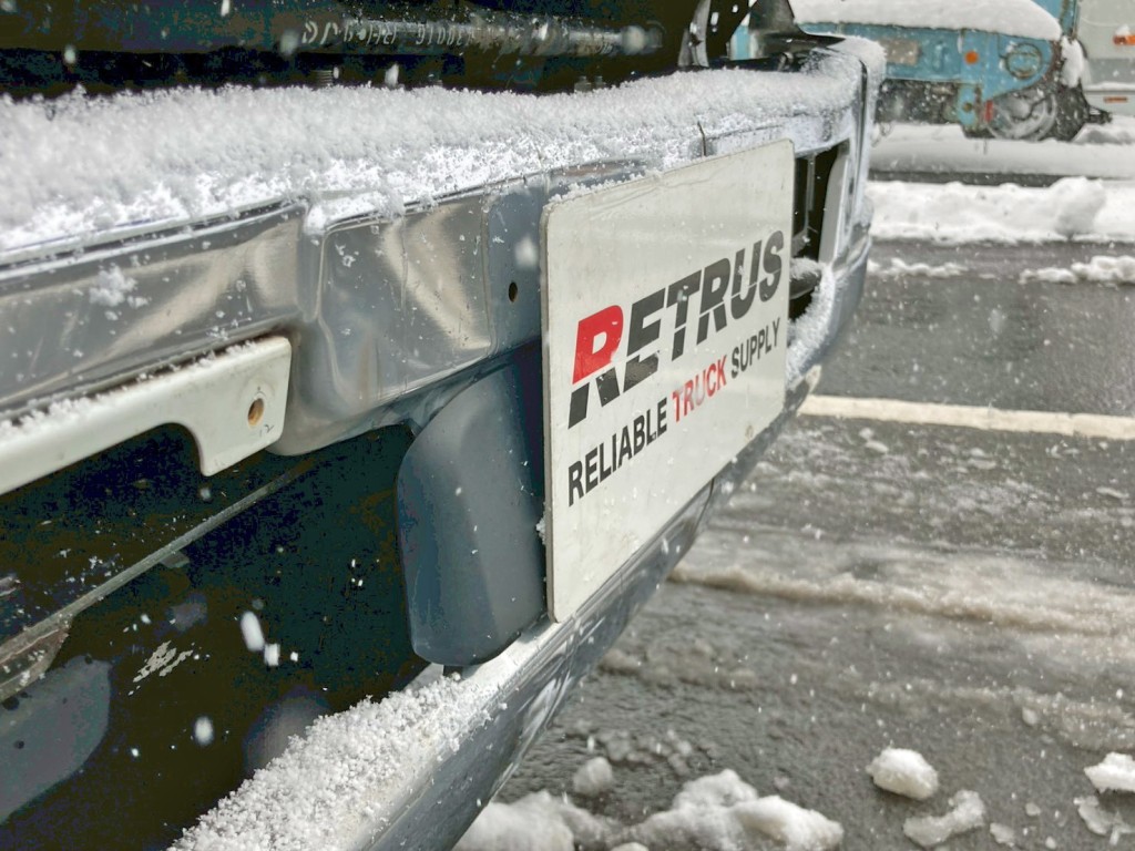 フロントバンパー中央のナンバー取り付け部に曲がりがあります。|三菱 ファイター 2KG-FK62F(2WD)の写真28