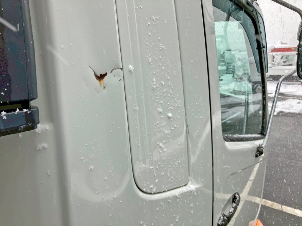 運転席側クォーターパネルにキズ・サビ・ヘコミがあります。|三菱 ファイター 2KG-FK62F(2WD)の写真30