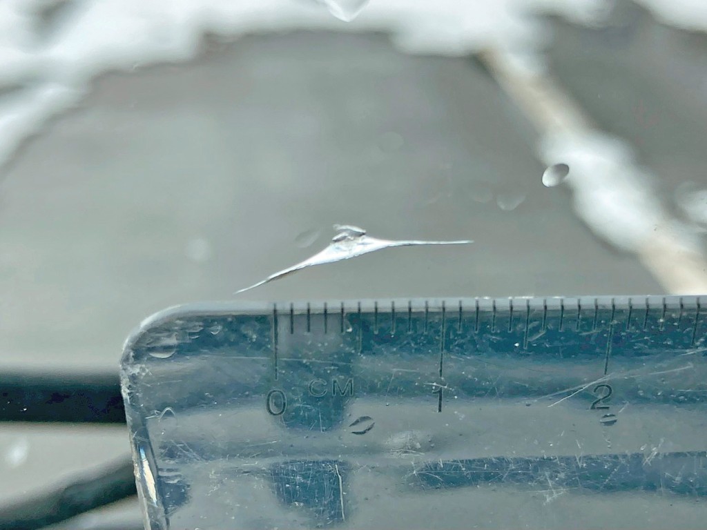 フロントガラス中央下部に飛び石跡があります。|三菱 ファイター 2KG-FK62F(2WD)の写真31