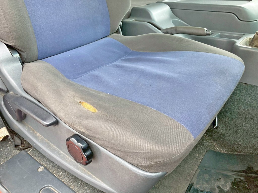 運転席座面にヘタリ・破れがあります。|三菱 ファイター TKG-FK61F(2WD)の写真8