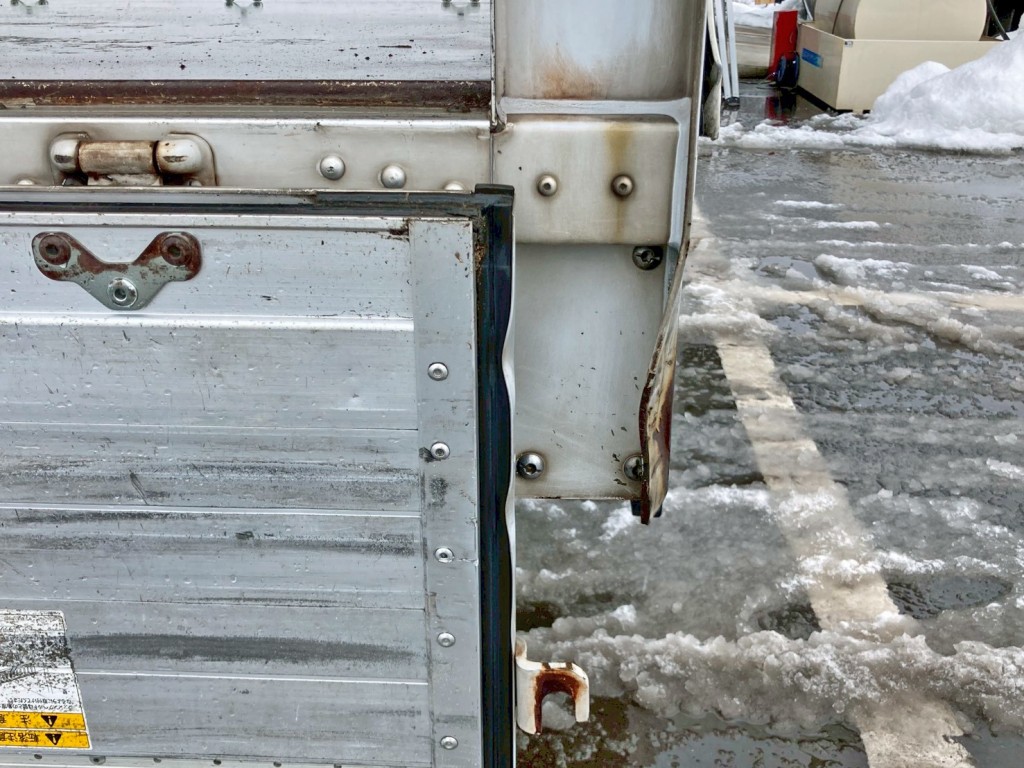 助手席側アオリ後方に歪みがあります。|三菱 ファイター TKG-FK61F(2WD)の写真16