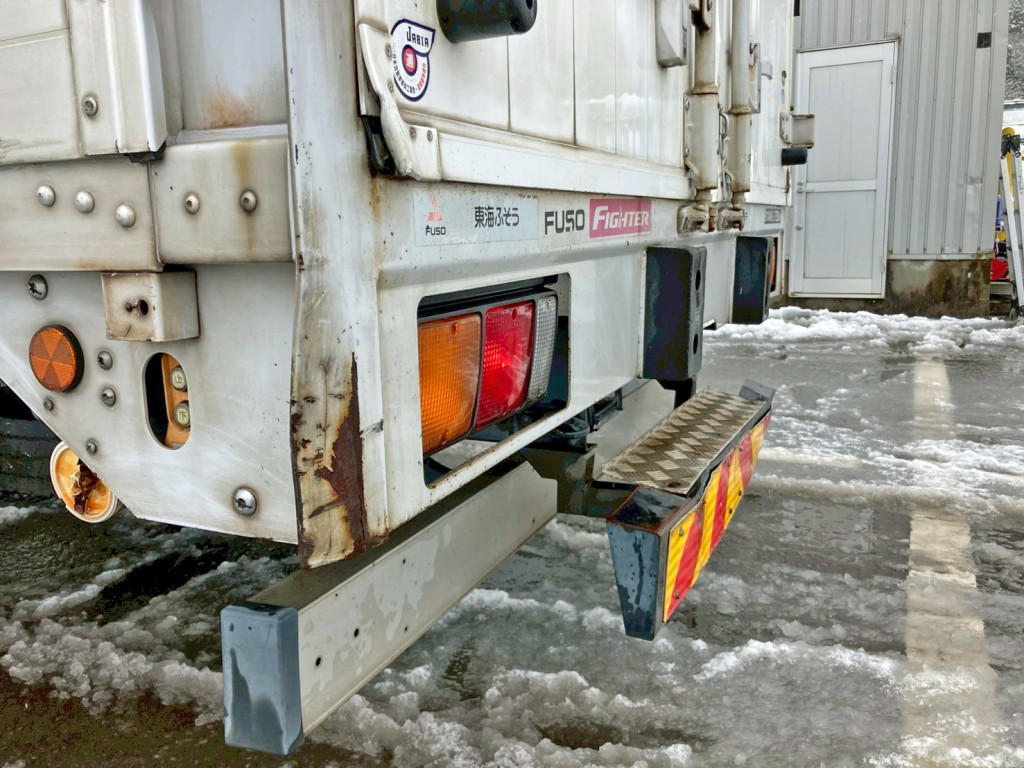 助手席側リヤドア角 及び リヤレール助手席側に曲がりがあります。|三菱 ファイター TKG-FK61F(2WD)の写真18