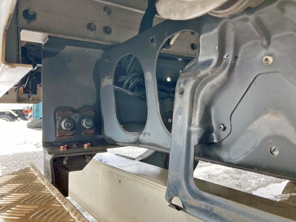 リヤNo.1クロスメンバーに少々曲がりがあります。|三菱 ファイター TKG-FK61F(2WD)の写真21