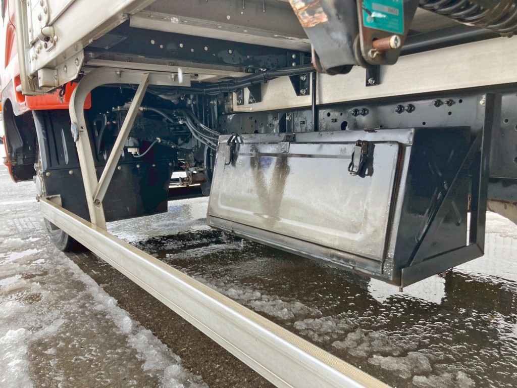 ボディー助手席側前方に工具箱が付いています。|三菱 ファイター TKG-FK61F(2WD)の写真22