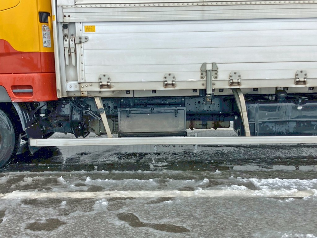 助手席側サイドバンパーステーに曲がりがあります。(前方)|三菱 ファイター TKG-FK61F(2WD)の写真23