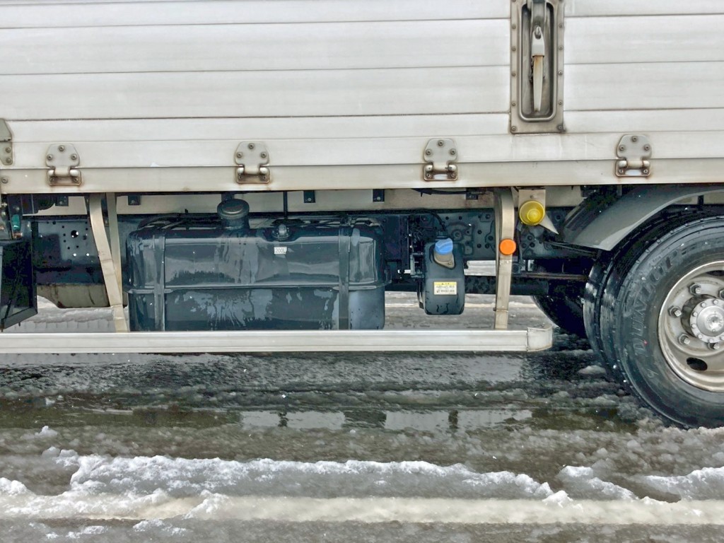 助手席側サイドバンパーステーに曲がりがあります。(後方)|三菱 ファイター TKG-FK61F(2WD)の写真24