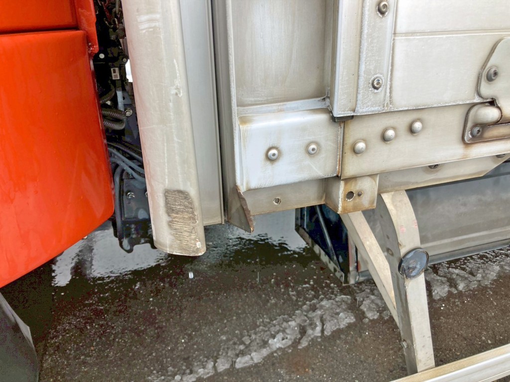 導風板下部に引きキズ・後方のステーに曲がりがあります。|三菱 ファイター TKG-FK61F(2WD)の写真26