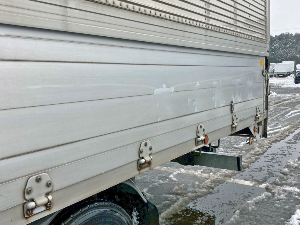 助手席側アオリ後方に引きキズ 及び シールはがし跡があります。|三菱 ファイター TKG-FK61F(2WD)の写真28