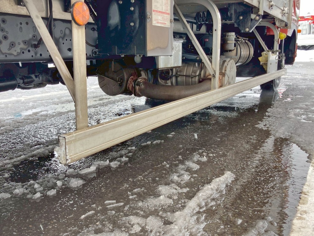 運転席側サイドバンパーエンドが欠品しています。|三菱 ファイター TKG-FK61F(2WD)の写真30