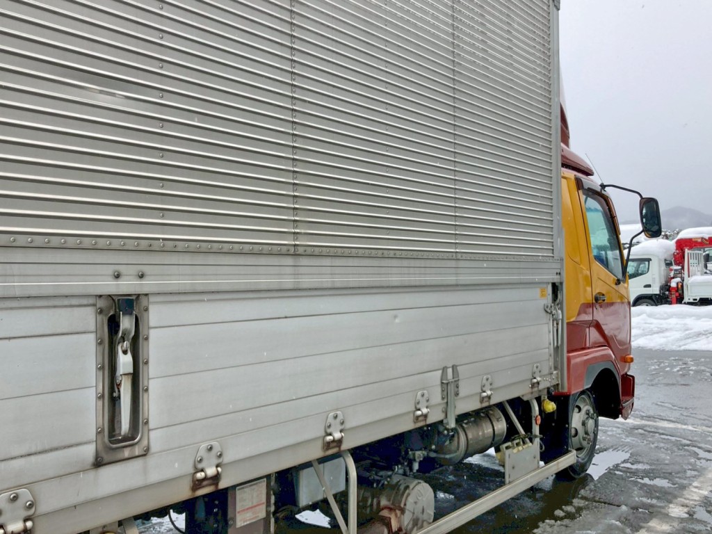 運転席側ウイング羽根中央部にヘコミがあります。|三菱 ファイター TKG-FK61F(2WD)の写真31