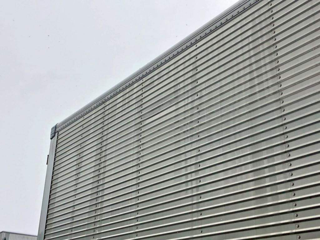 ウイング羽根後方上部にヘコミがあります。|三菱 ファイター TKG-FK61F(2WD)の写真33