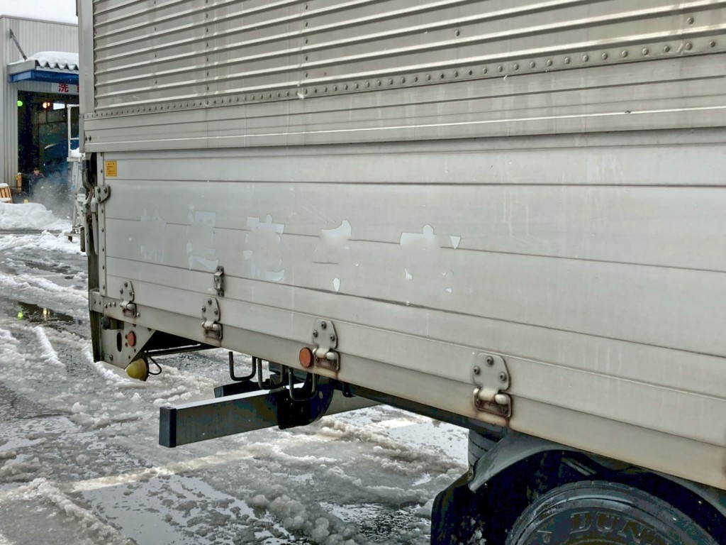 運転席側アオリ後方にシールはがし跡があります。|三菱 ファイター TKG-FK61F(2WD)の写真34