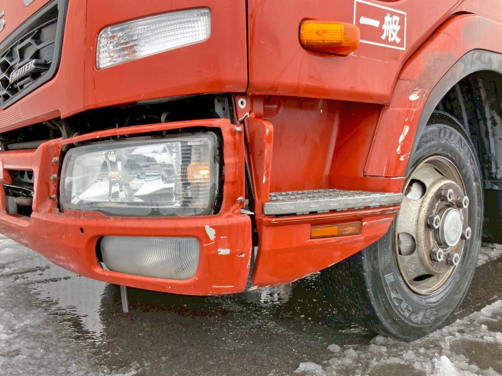 助手席側フロントバンパー 及び 周辺にキズ・割れがあります。|三菱 ファイター TKG-FK61F(2WD)の写真36