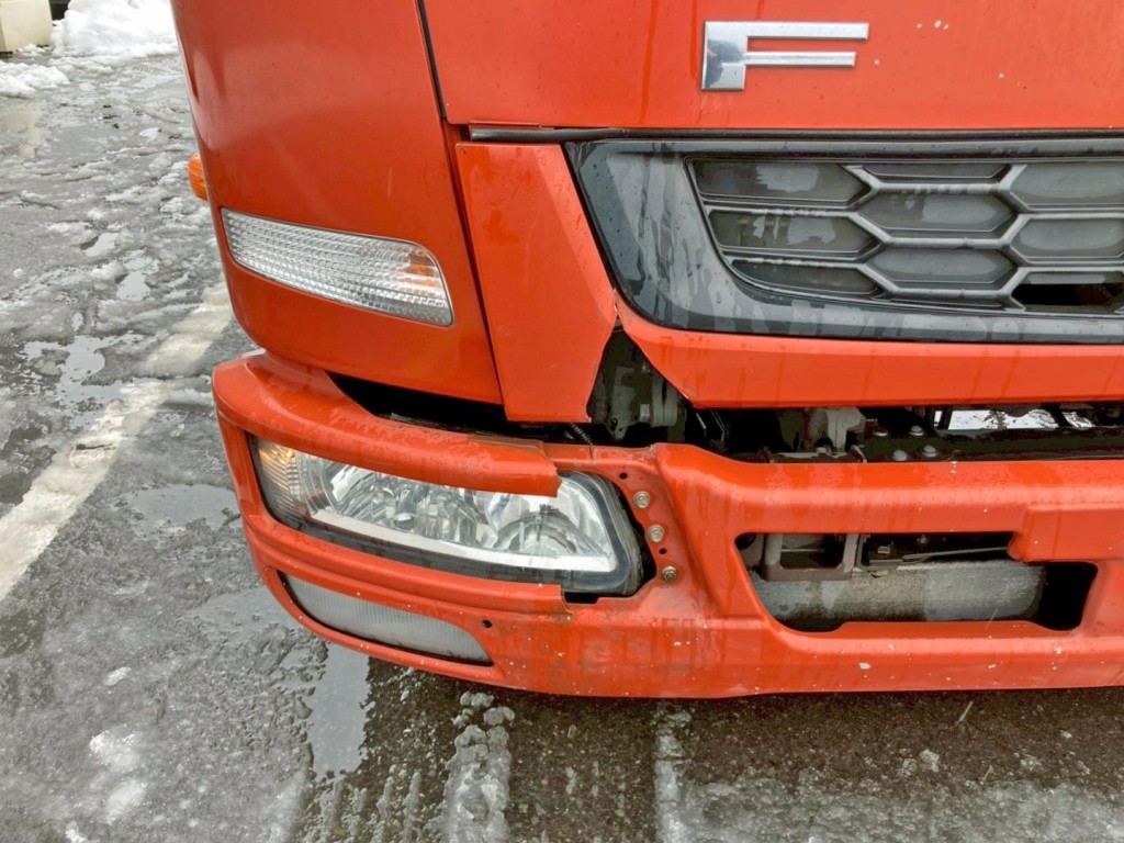 フロントグリル運転席側カバーに割れ 及び 運転席側ヘッドライトカバー欠損しています。|三菱 ファイター TKG-FK61F(2WD)の写真38