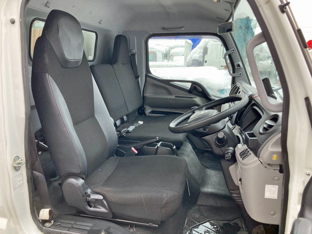 乗車定員は3名です。|三菱 キャンター 2RG-FEB50(2WD)の写真7