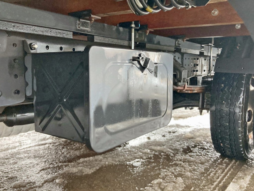 ボディー助手席側中央部に工具箱が付いています。|三菱 キャンター 2RG-FEB50(2WD)の写真12