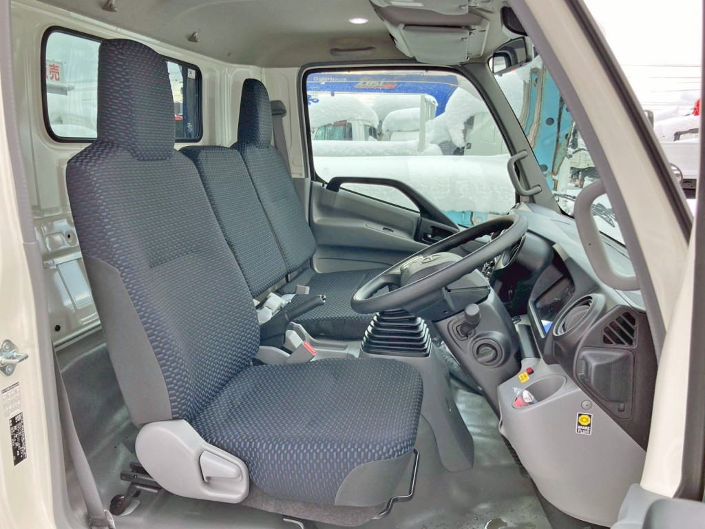 乗車定員は3名です。|日野 デュトロ 2KG-XZU722M(2WD)の写真7