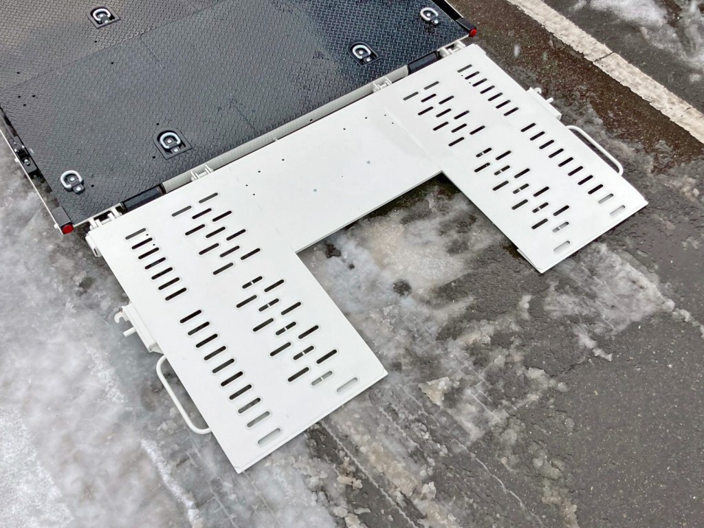 歩みは手動式です。|日野 デュトロ 2KG-XZU722M(2WD)の写真16