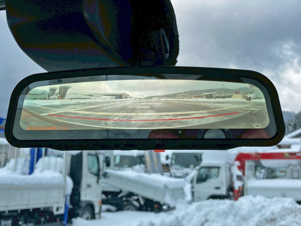 ルームミラーはバックモニターに切り替わります。|日野 デュトロ 2KG-XZU722M(2WD)の写真21