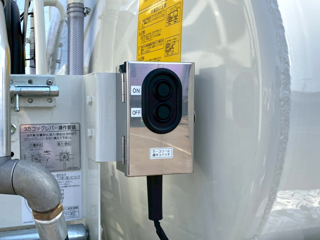 ホースリールの操作スイッチです。|日野 デュトロ 2WG-XZU701N(2WD)の写真17