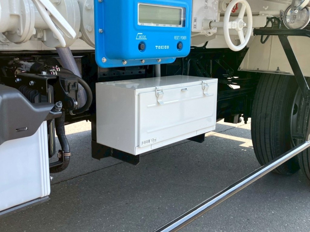 左側に工具箱があります。|日野 デュトロ 2WG-XZU701N(2WD)の写真35