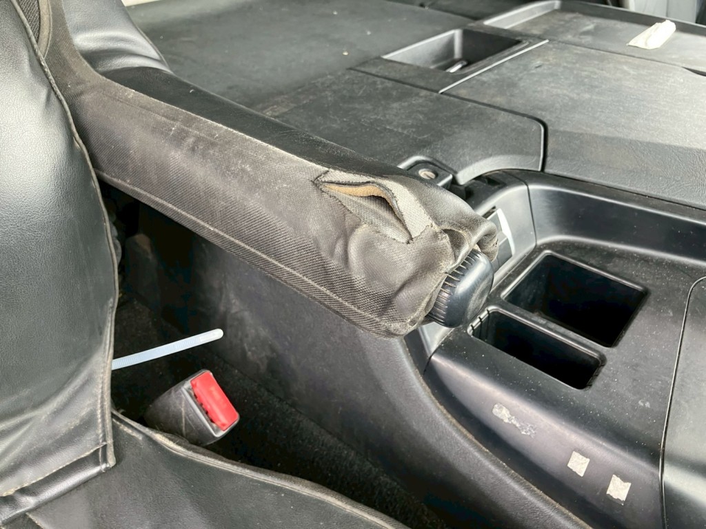運転席側アームレストに破れがあります。|三菱 スーパーグレート 2PG-FV70HZの写真9