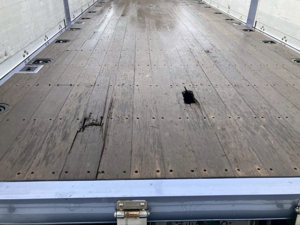 床板に割れ・穴があります。|三菱 スーパーグレート 2PG-FV70HZの写真12