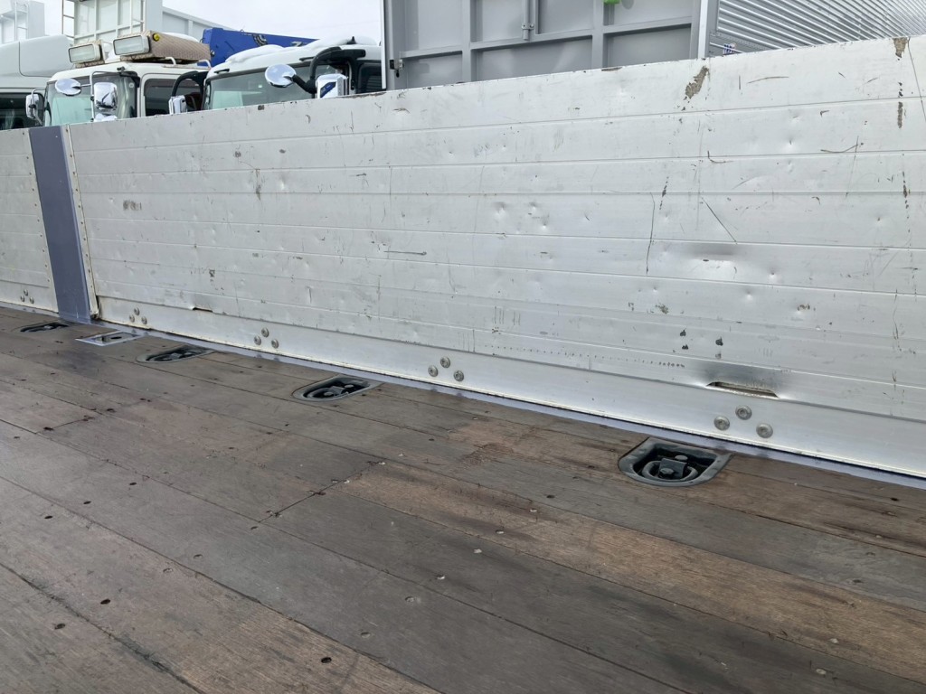 運転席側アオリ内側にヘコミ・割れがあります。|三菱 スーパーグレート 2PG-FV70HZの写真14