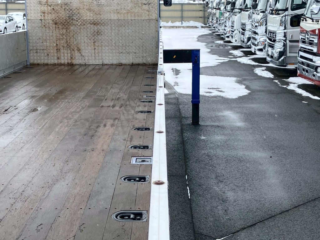 運転席側アオリに膨らみがあります。|三菱 スーパーグレート 2PG-FV70HZの写真15