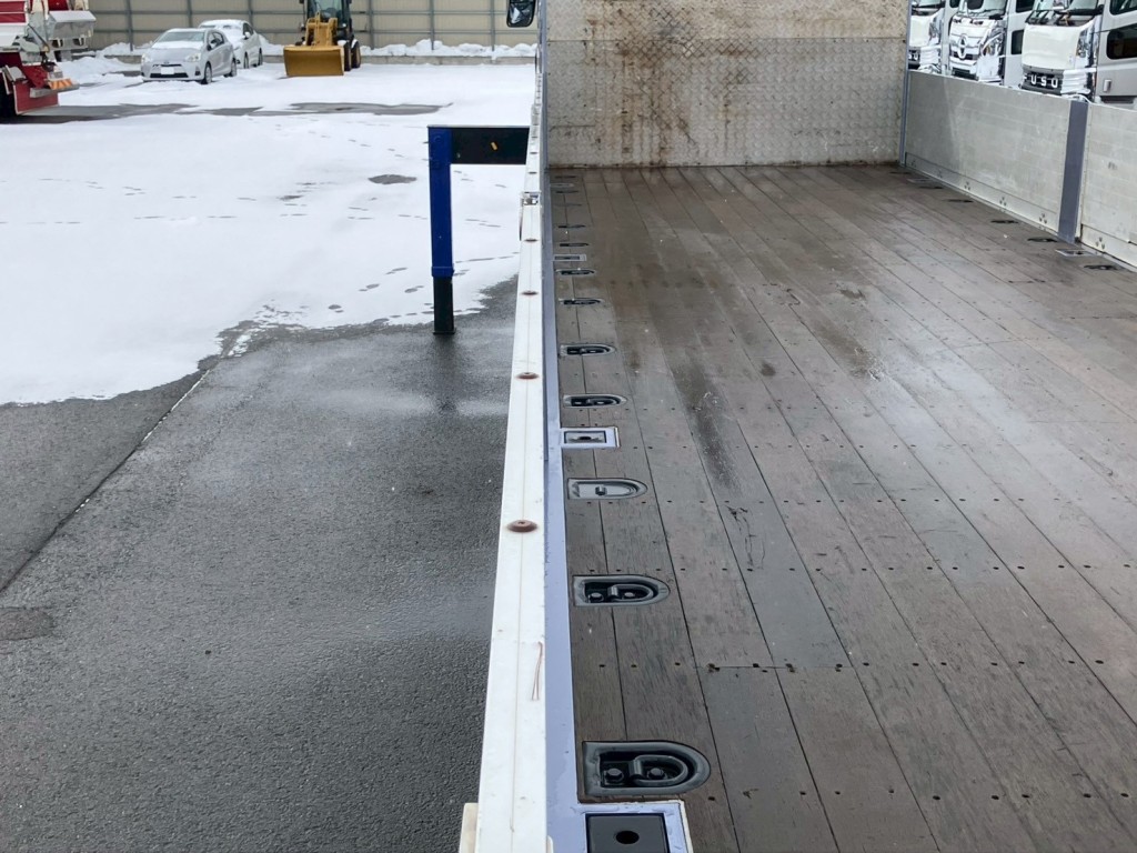 助手席側アオリに膨らみがあります。|三菱 スーパーグレート 2PG-FV70HZの写真16