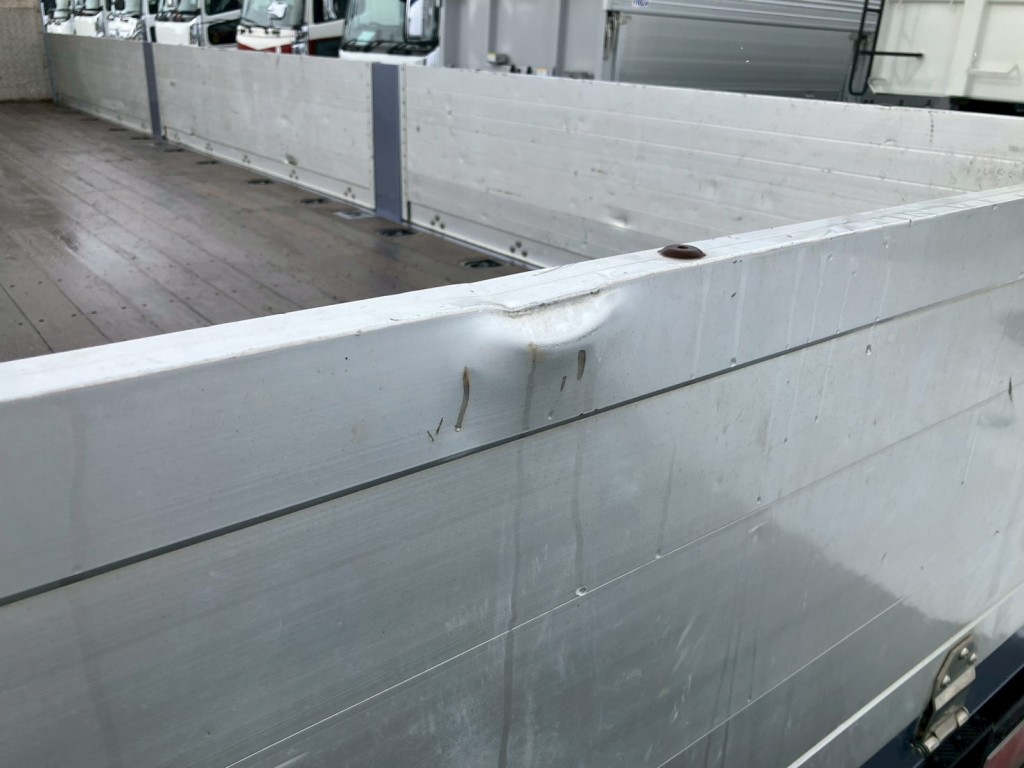 リアアオリにヘコミがあります。|三菱 スーパーグレート 2PG-FV70HZの写真17