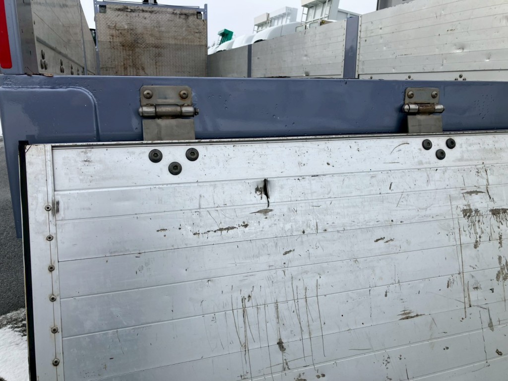 リアアオリ内側にヘコミ・穴があります。|三菱 スーパーグレート 2PG-FV70HZの写真18