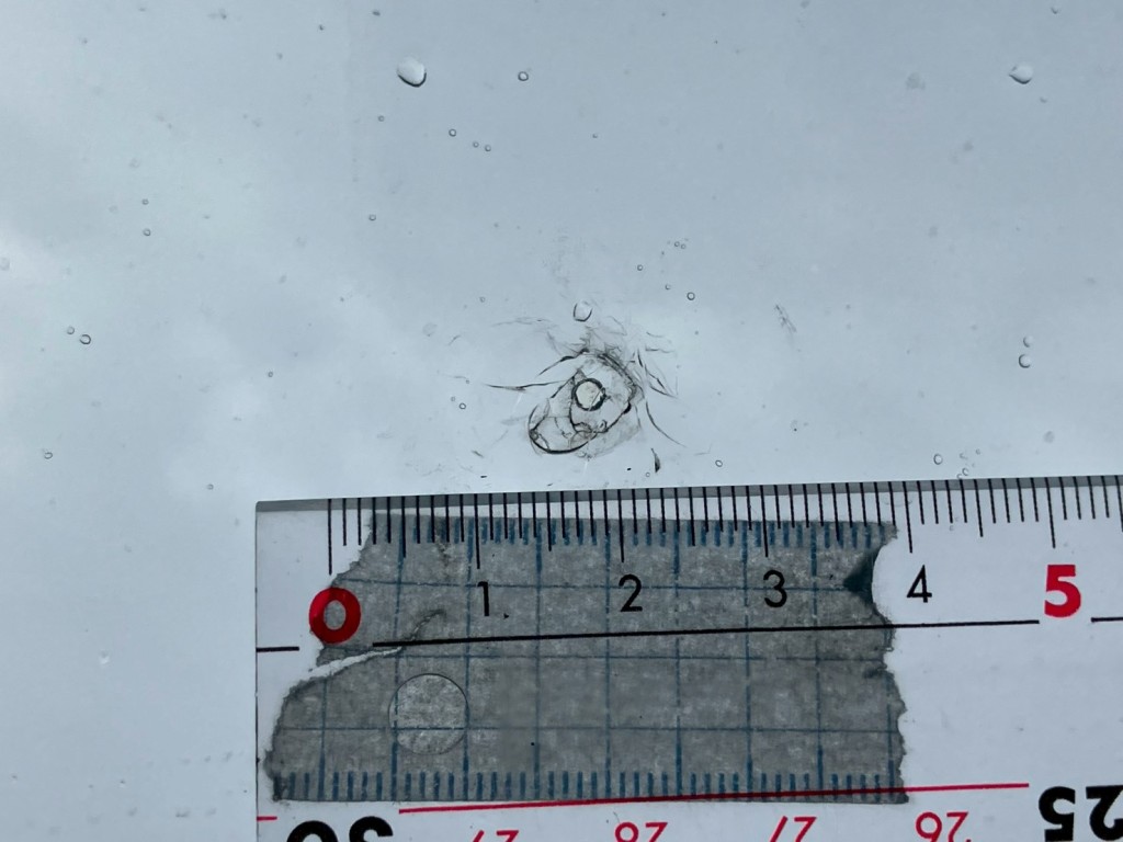 フロントガラスに飛び石があります。（複数個所あります）|三菱 スーパーグレート 2PG-FV70HZの写真29