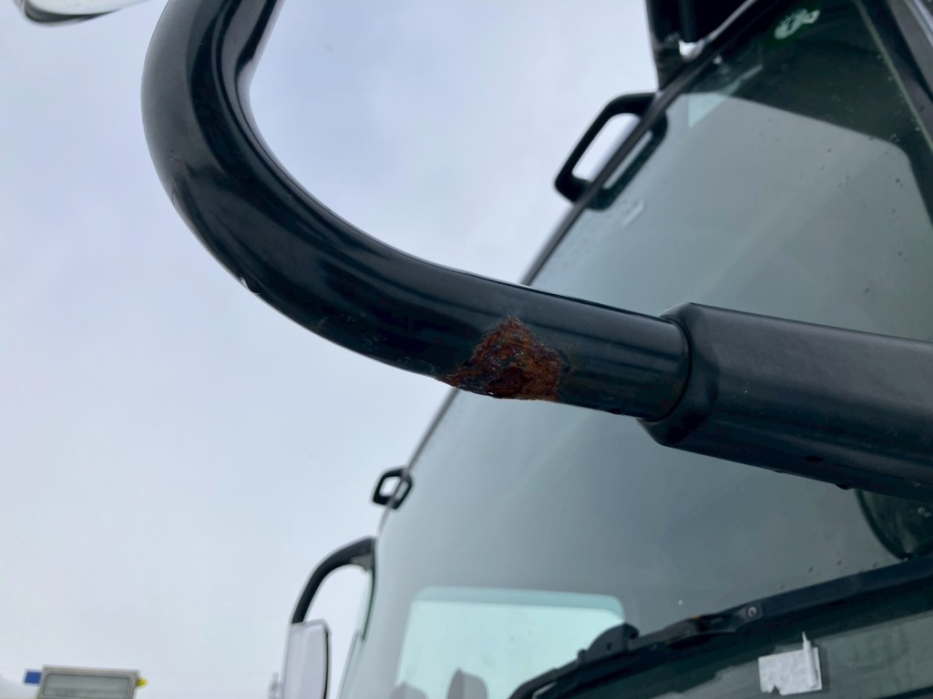 助手席側ミラーアームにサビ・腐食があります。|三菱 スーパーグレート 2PG-FV70HZの写真31