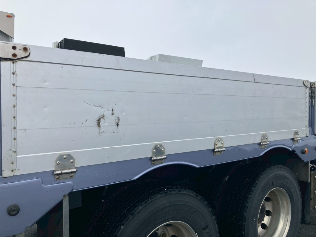 助手席側アオリにキズ・ヘコミがあります。|三菱 スーパーグレート 2PG-FV70HZの写真34